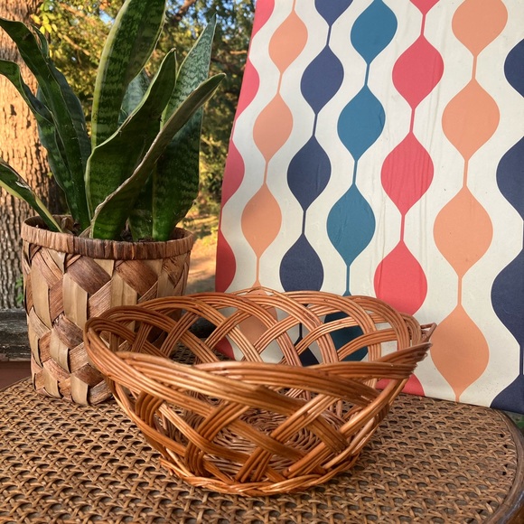 Yugoslavian Tan Woven Whicker Serving/Fruit Basket - Picture 2 of 12